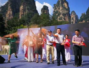 土家族画家李军声绘百米砂石画长卷传播绘画艺术