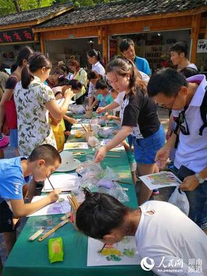 土家画家百米砂石画长卷绘张家界风光 拟申报吉尼斯记录