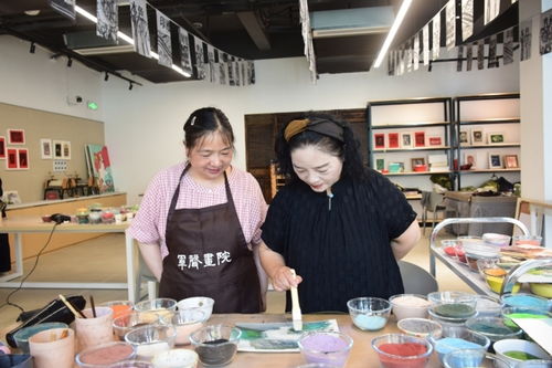 湘女画家独创砂石画 将“国际张”装进画里送给世界